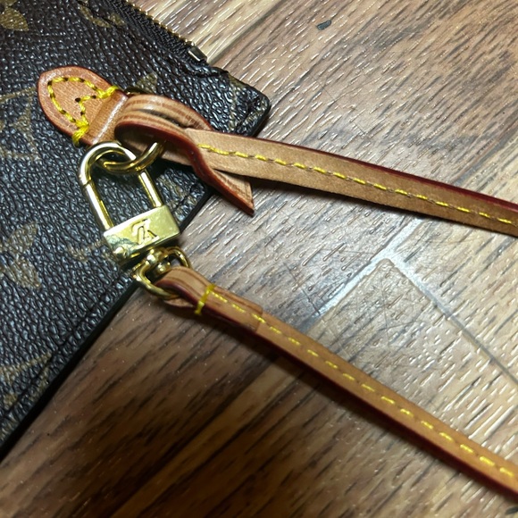 LOUIS VUITTON - Picture 6 of 8